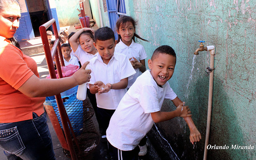 escuelas-ni&ntilde;os-lavado-manos